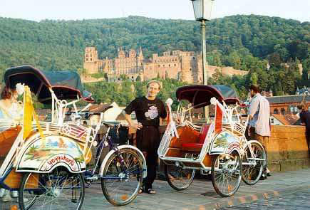 zwei Becaks auf der alten Br&uuml;cke in Heidelberg